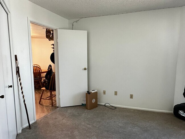 Building Photo - UPDATED 3 BEDROOM 2 BATHROOM CONVENIENTLY ...