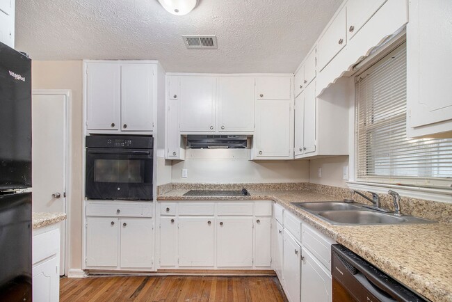 Building Photo - 4 Bedroom 3 Bath Home