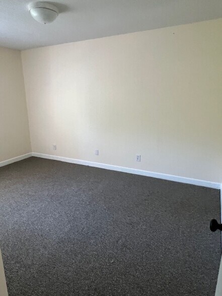 Building Photo - 323 E Blackstock Rd