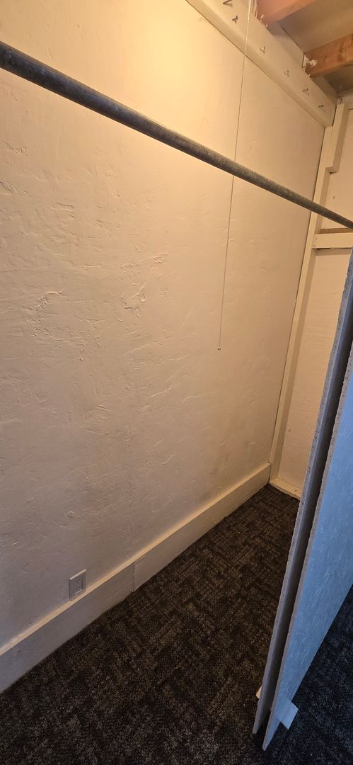 Building Photo - Remodeled 2 bedroom with Garage & small fe...