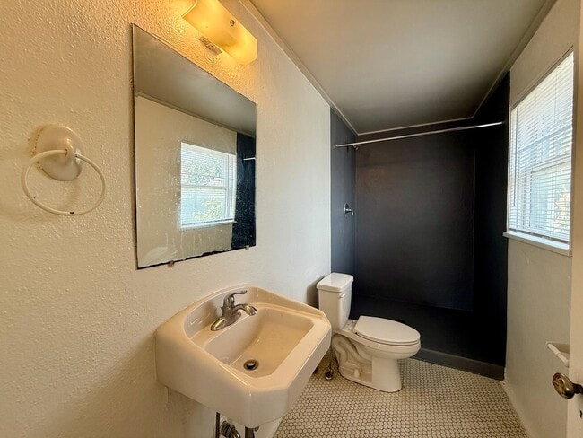 Building Photo - 1/1 Garage Apartment