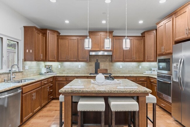 Building Photo - 832 Skycrest Drive