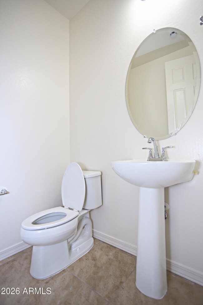 Building Photo - 815 W Finch Dr