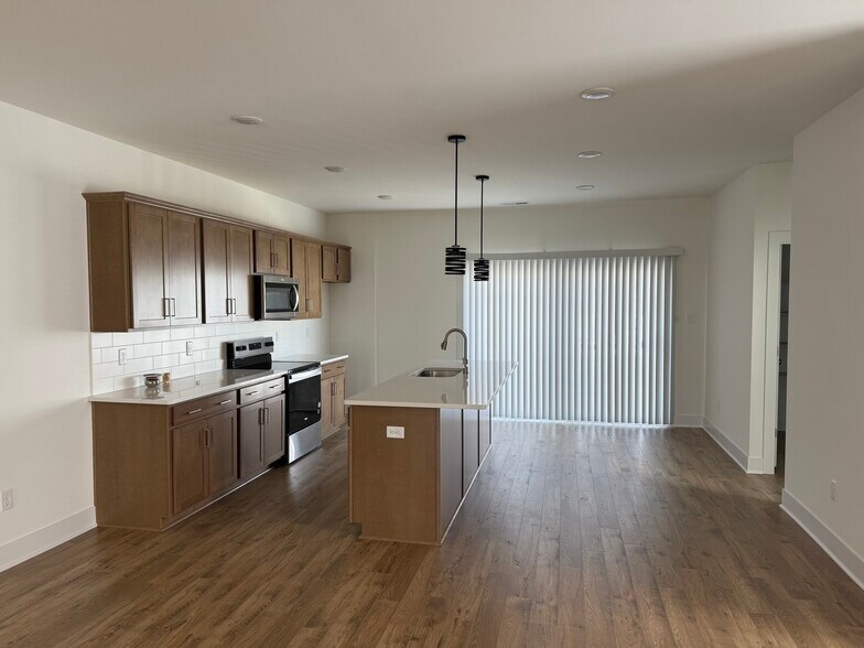 Building Photo - 15368 Oasis Sun Wy