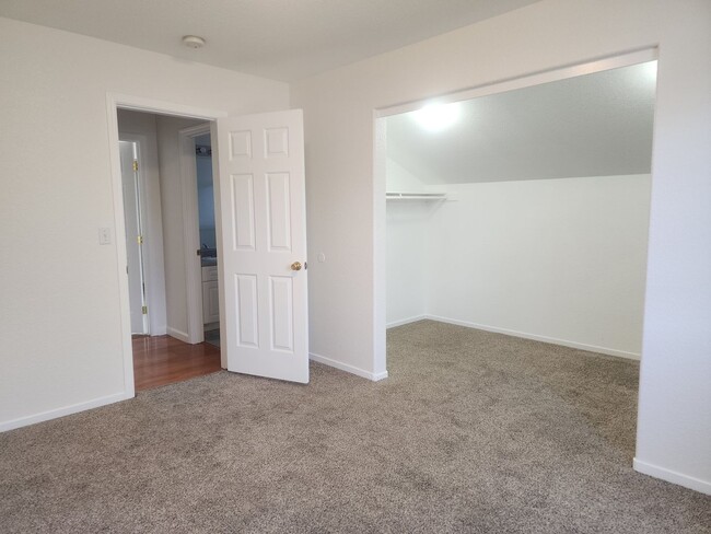 Building Photo - Cute 3 bedroom, 2.5 bath two story home wi...