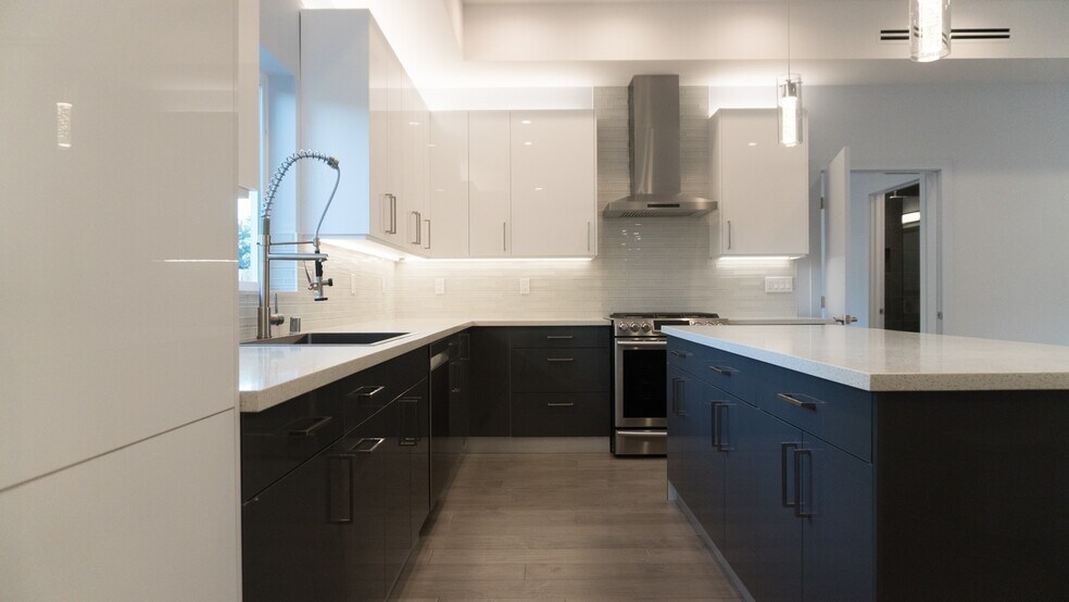 Building Photo - 6850 Encino Ave