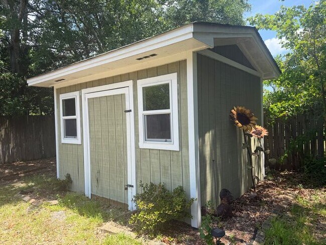 Building Photo - Central Wilmington, popular school districts,2 car garage/RV/Boat parking 3/4 bedroom/fenched/Liv...