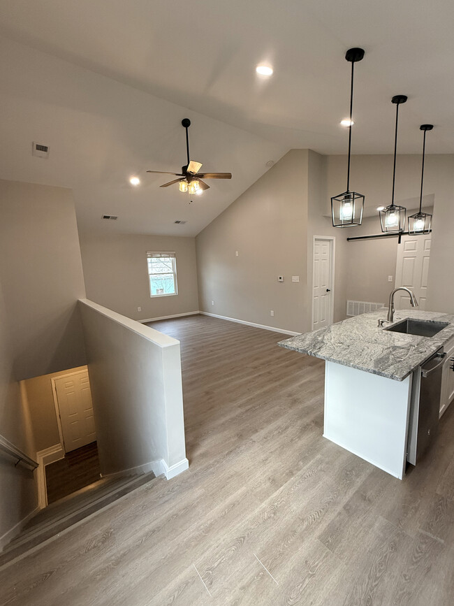 Building Photo - 737 Oak St