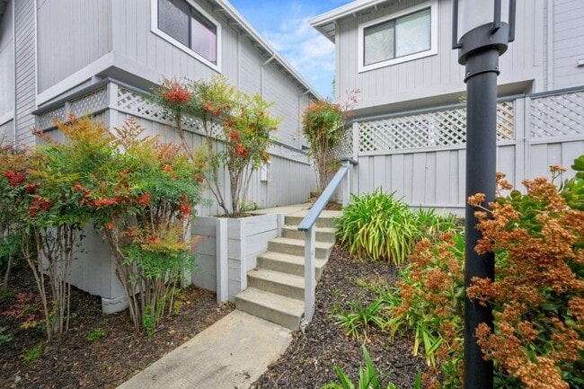 Building Photo - Immaculate 3 Bedroom 2.5 Bath Condominium ...