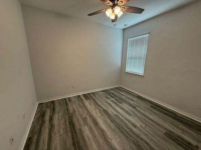 Building Photo - 3/2 Leesburg Home with large yard