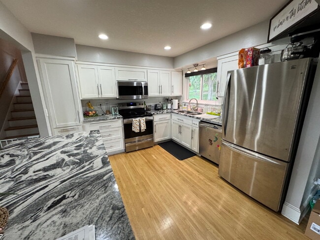 Building Photo - "Experience Elegant Living: 4-Bed Home with Granite Touches & Cozy Fireplace in Cottage Grove!"