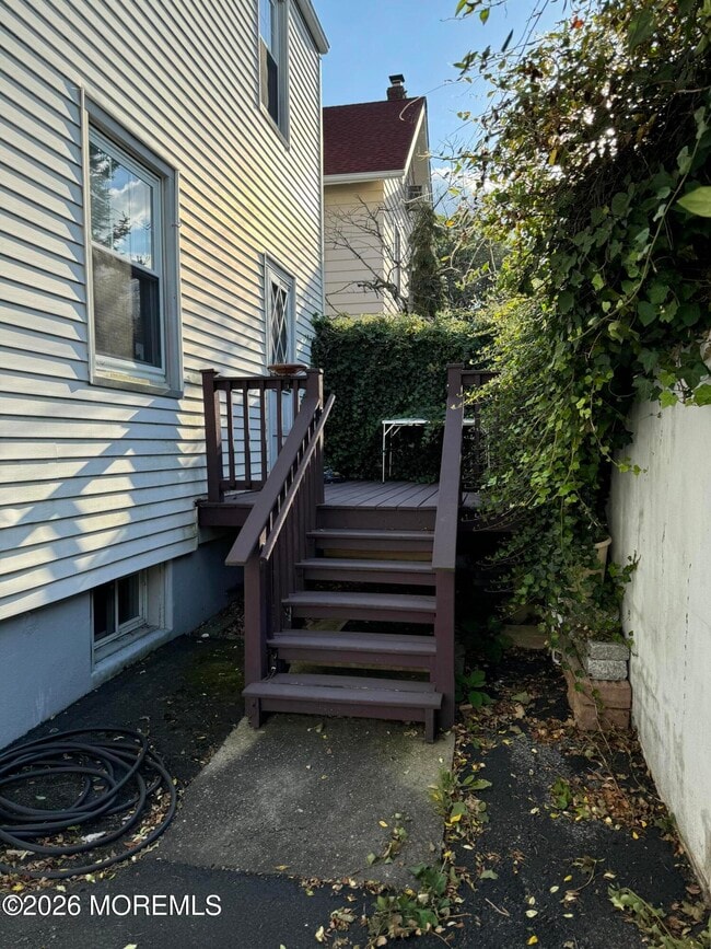 Building Photo - 1080 Pine Ave