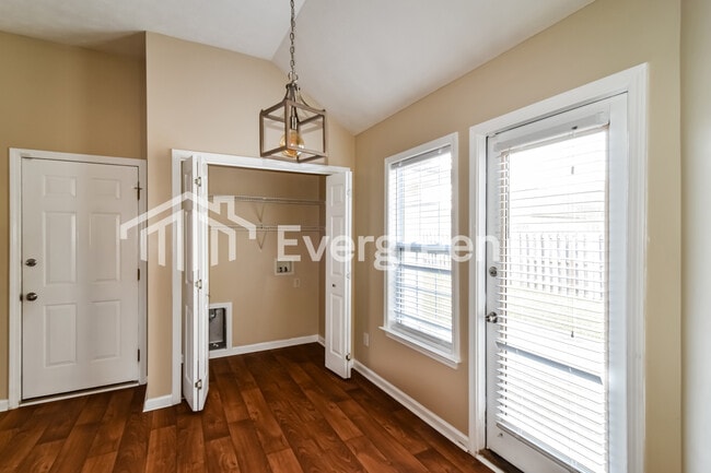 Building Photo - 3925 Claiborne Cir