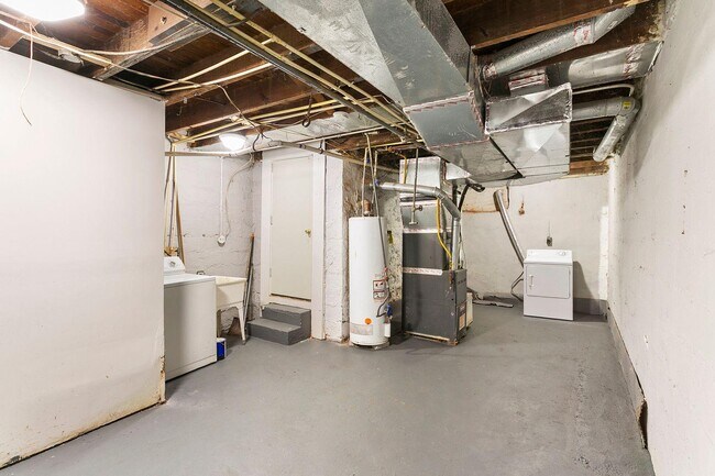 Building Photo - 2843 Pelham Ave