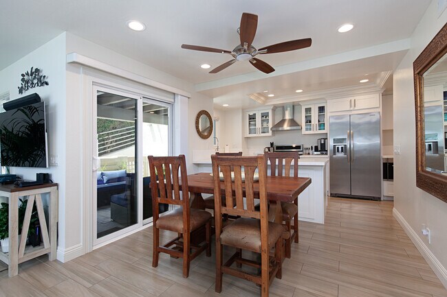 Building Photo - 544 Via De La Valle