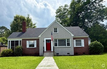 Building Photo - Small town living at its best!