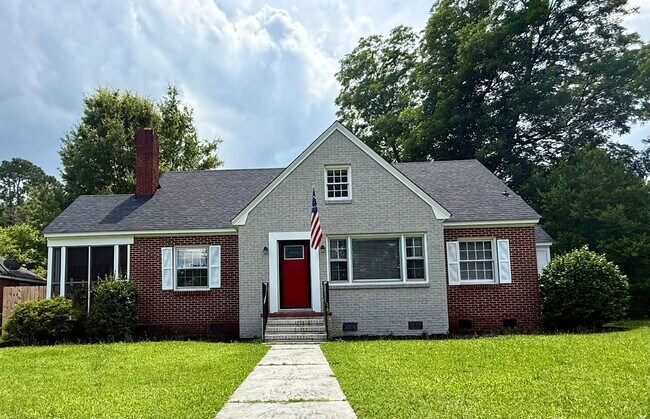 Primary Photo - Small town living at its best!
