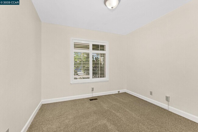 Building Photo - 94 St Beatrice Ct