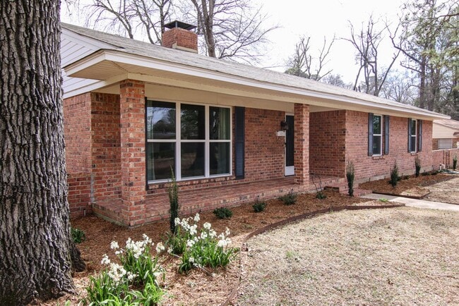 Building Photo - House on Main