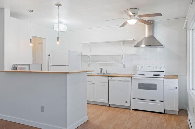 Building Photo - $500 off! Updated, upstairs 2-bdrm/1-bath triplex apt—On-site w/d, off-street parking, near downt...