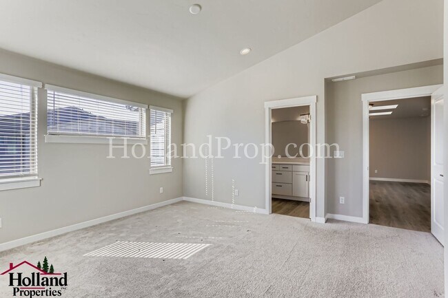 Building Photo - Beautiful 3-Bed Townhouse Near Downtown Hi...