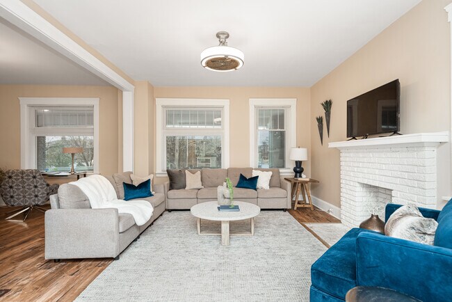 Building Photo - 215 E Mitchell Ave