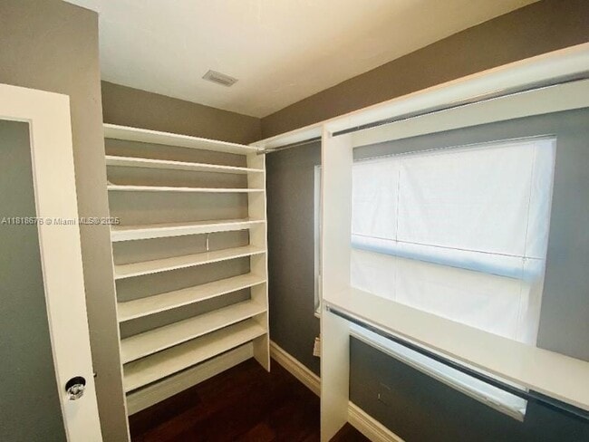 Building Photo - 828 SW 43rd Ave