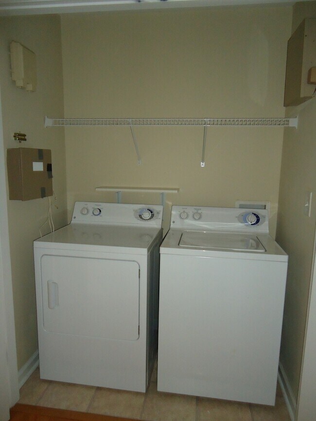 Building Photo - Summit #1012 - End Unit! - PRELEASING FOR AUGUST 2026!