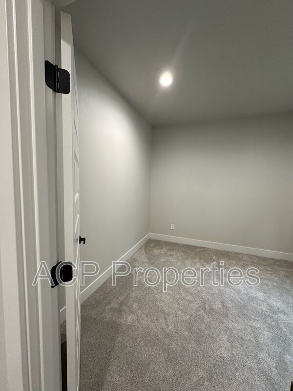 Building Photo - 8 Clematis Ln