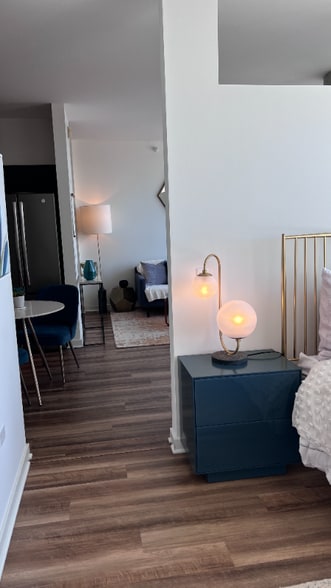 Building Photo - 853 W Blackhawk St