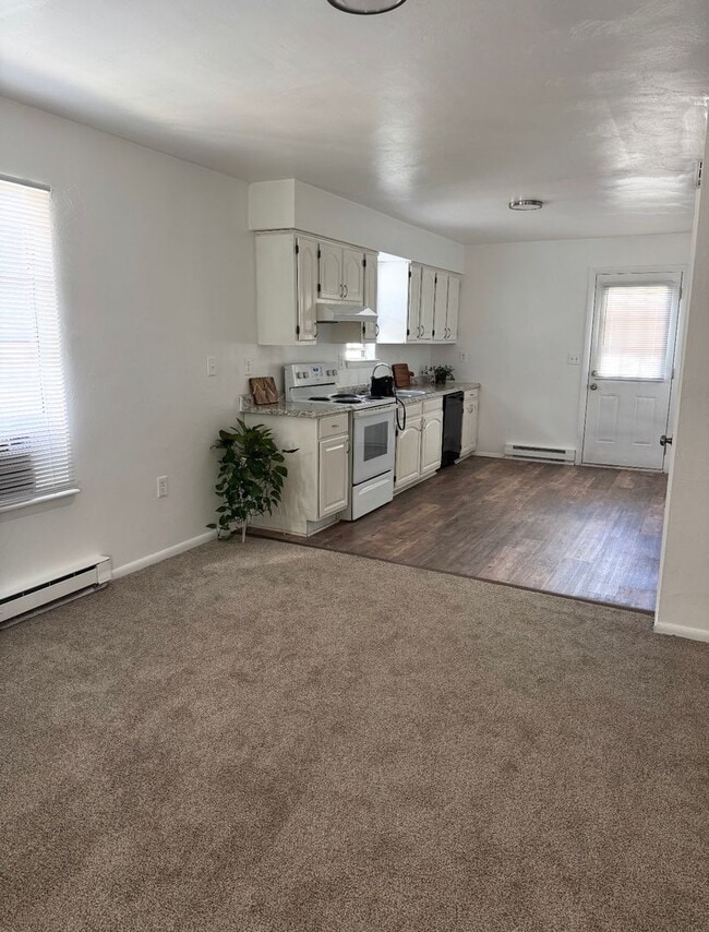 Building Photo - Updated 2nd Floor Duplex, blocks from beach