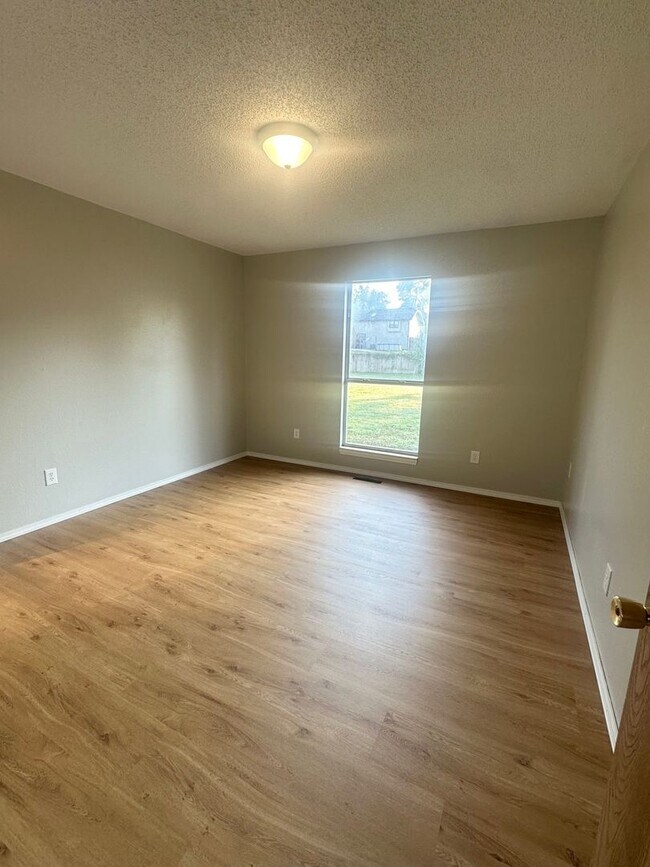 Building Photo - Welcome Home to Nixa Living!