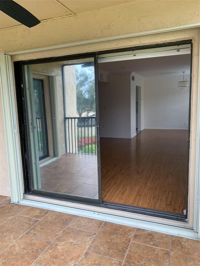 Building Photo - 200 Jacaranda Country Club Dr