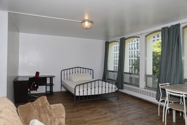 Building Photo - 1400 E 55th Pl