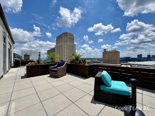 Building Photo - 306 E 12th St