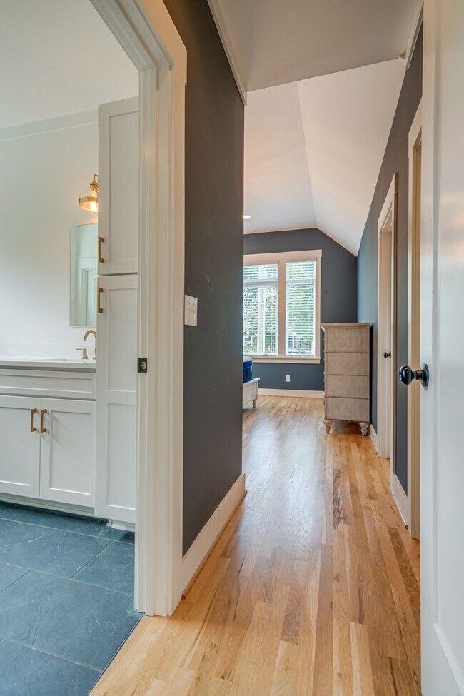 Building Photo - Partially Furnished Beauty