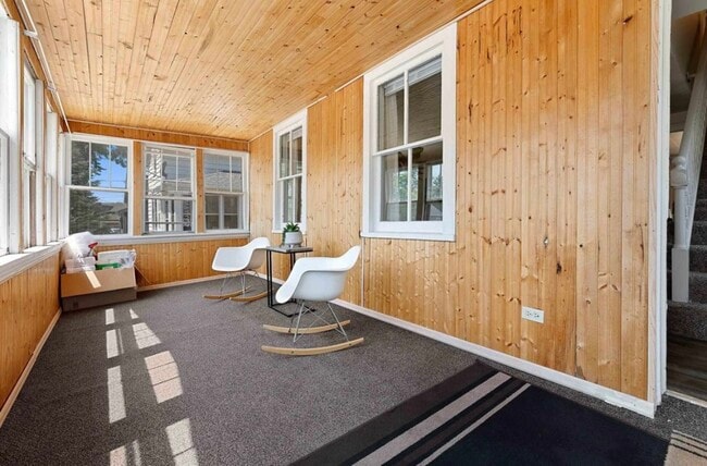 Building Photo - 532 W 5th Ave