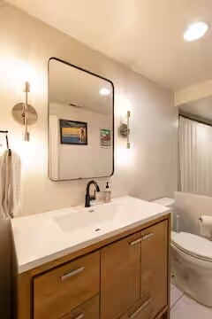 Full Bathroom - 4701 Meade St