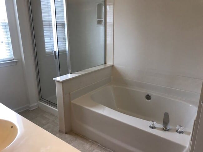 Building Photo - Spacious 4-bedroom home