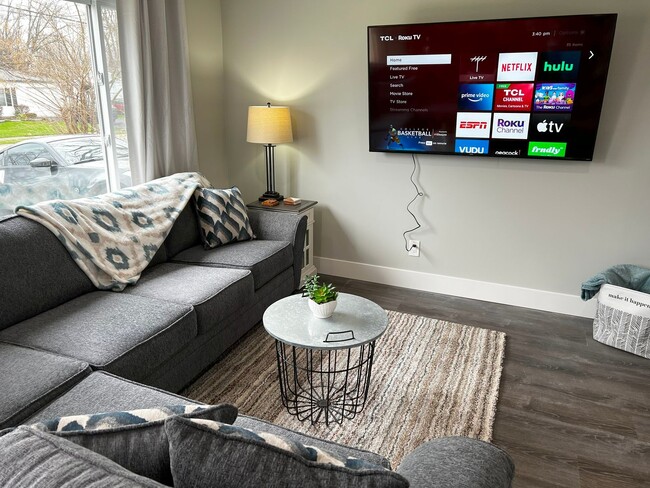 Building Photo - Fully Furnished rental with excellent cent...