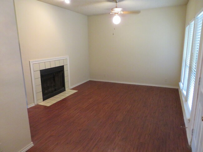Building Photo - IMMEDIATE MOVE IN - 2 bed 2 bath