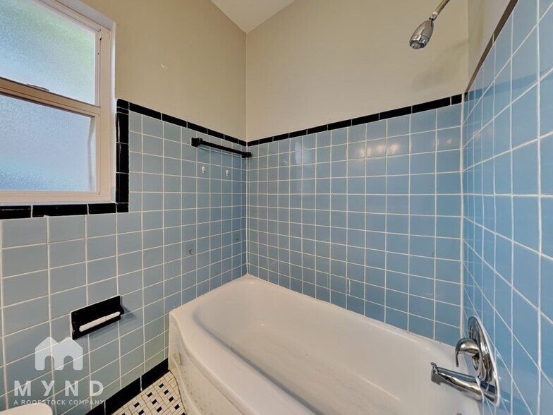 Building Photo - 1602 Simmons Pl