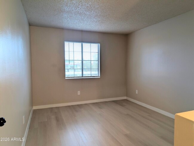 Building Photo - 533 W Guadalupe Rd