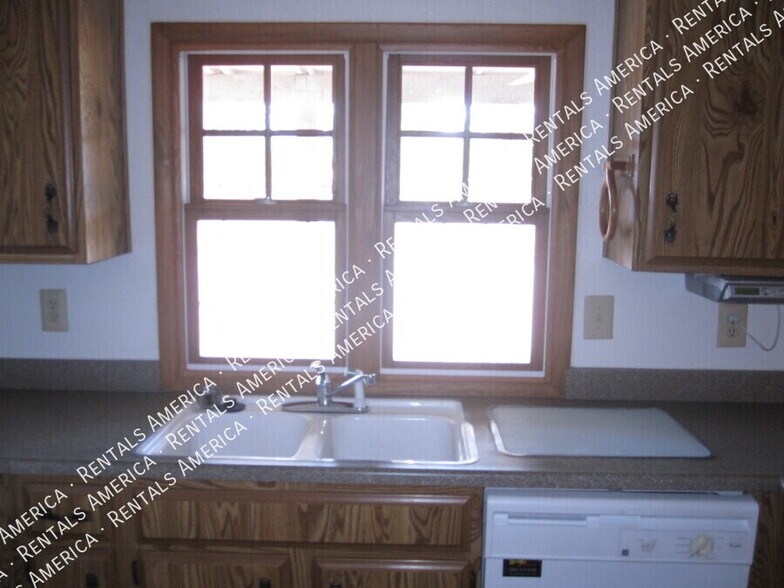 Building Photo - 1028 E Paradise Ln