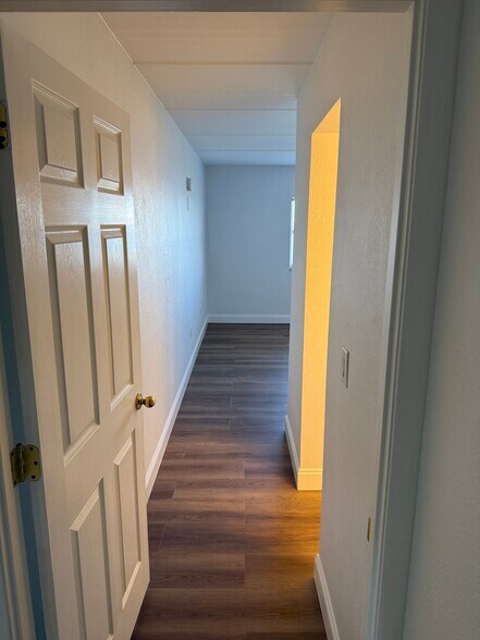 Entry into main bedroom - 3131 S Ridgewood Ave