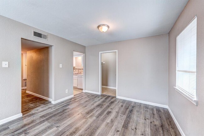 Building Photo - 521 Spring Dr