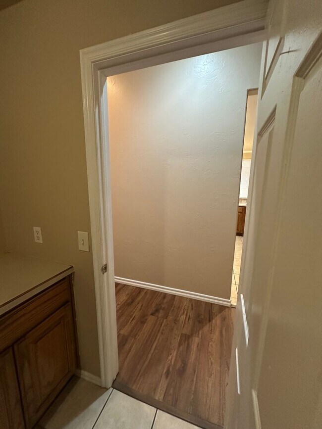 Building Photo - 2504 Thomas Dr