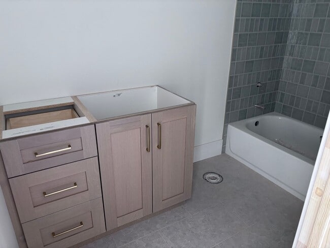 Building Photo - Beautiful single story with 4 bedrooms next to Crimson High School