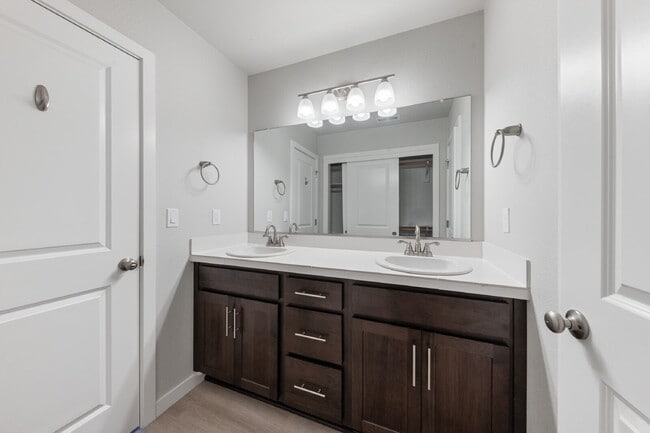 Building Photo - Charming 2-Bed with 2.5 Baths in Newberg