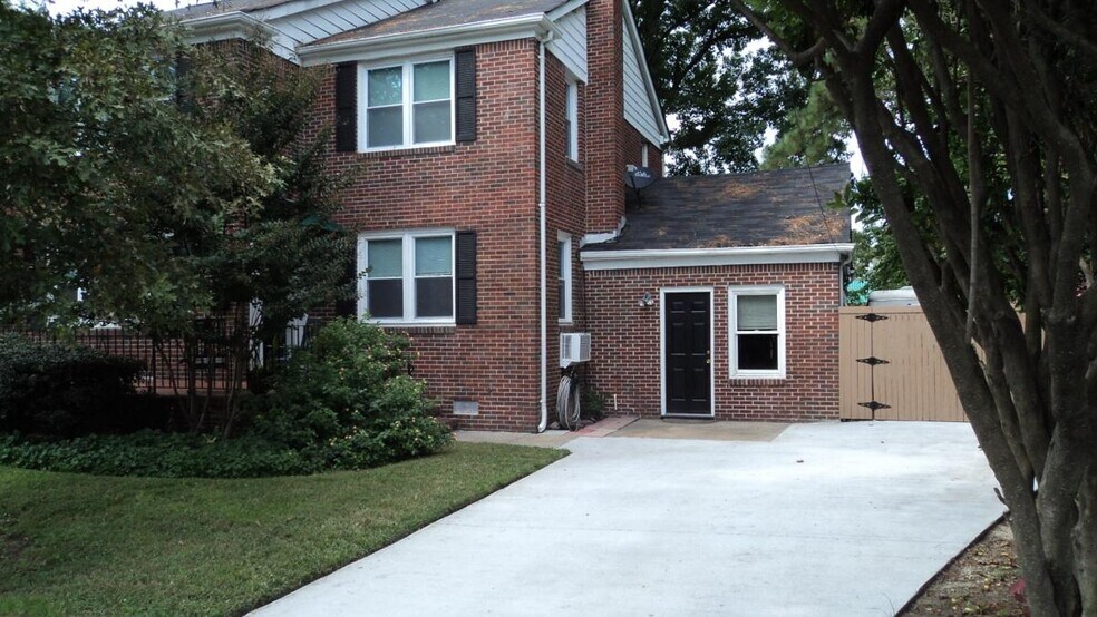 Building Photo - 1500 Meads Rd